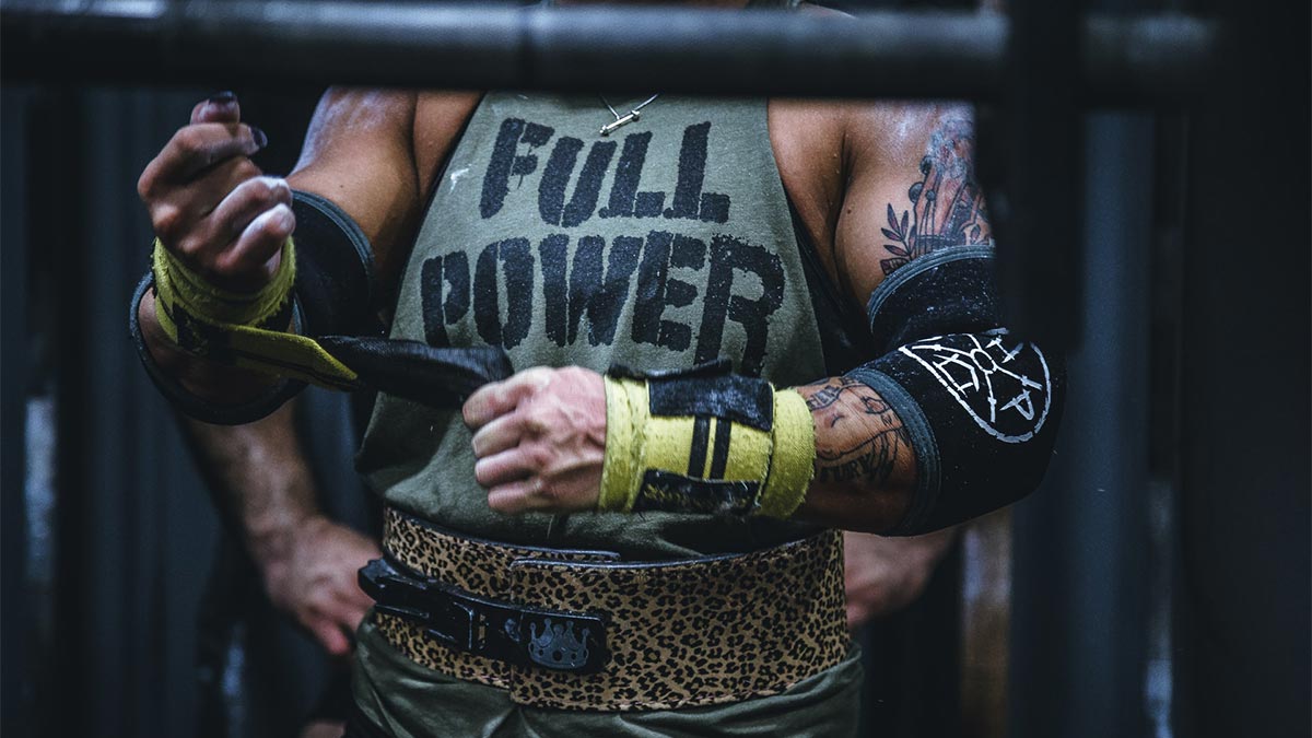 Glances Browser Extension unleashes its full power Powerlifting wrapping wrists before a set
